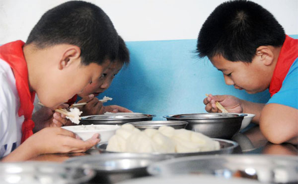 學生營養餐配送變成了“問題餐”誰來負責？